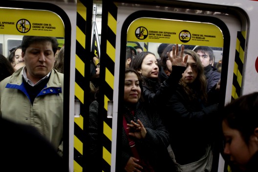 «Nos estamos sofocando»: Corte de energía en el Metro dejó a cientos de pasajeros atrapados dentro de los vagones en plena hora punta