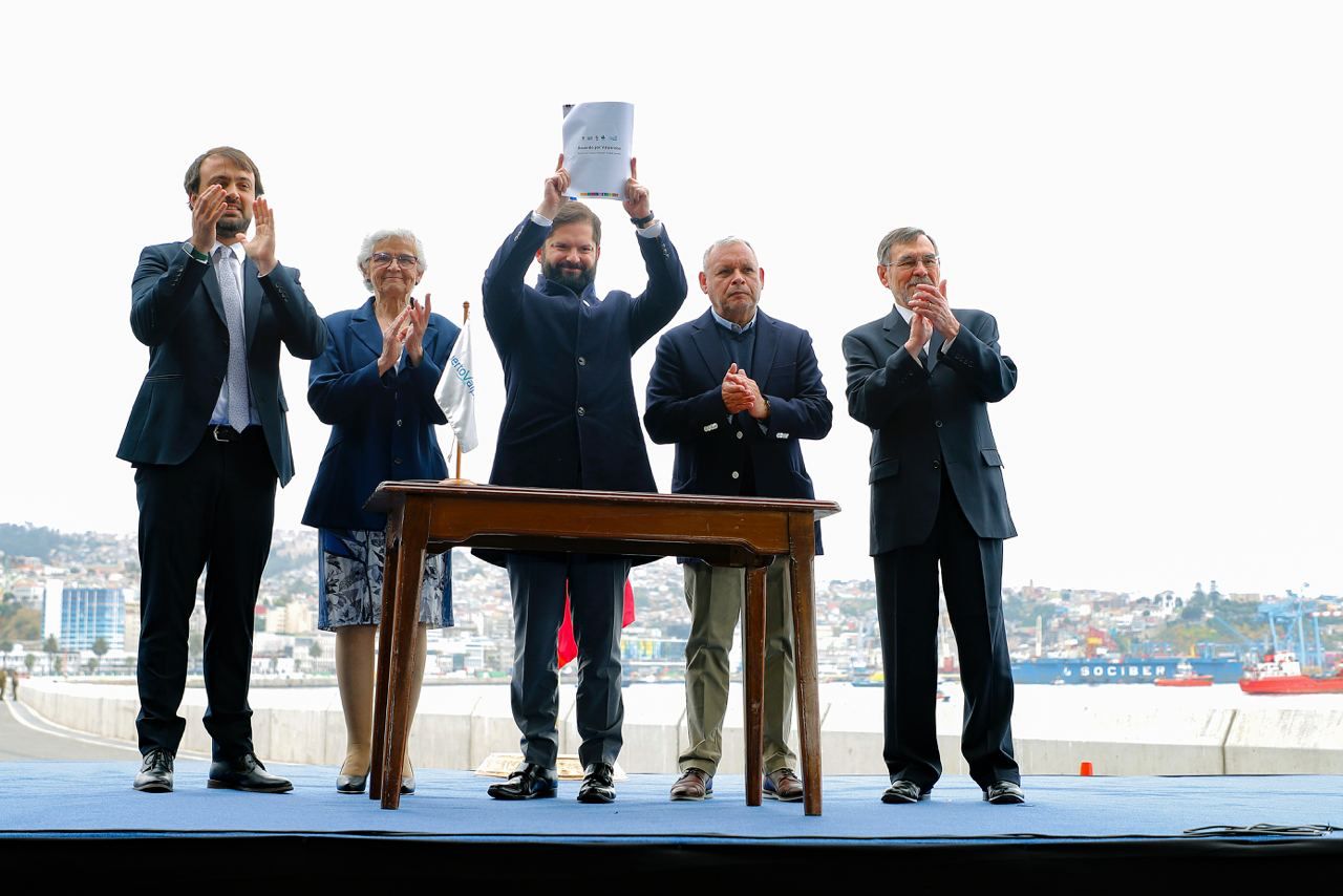 Vecinas y vecinos de Valparaíso valoran acuerdo portuario firmado con el Presidente Gabriel Boric