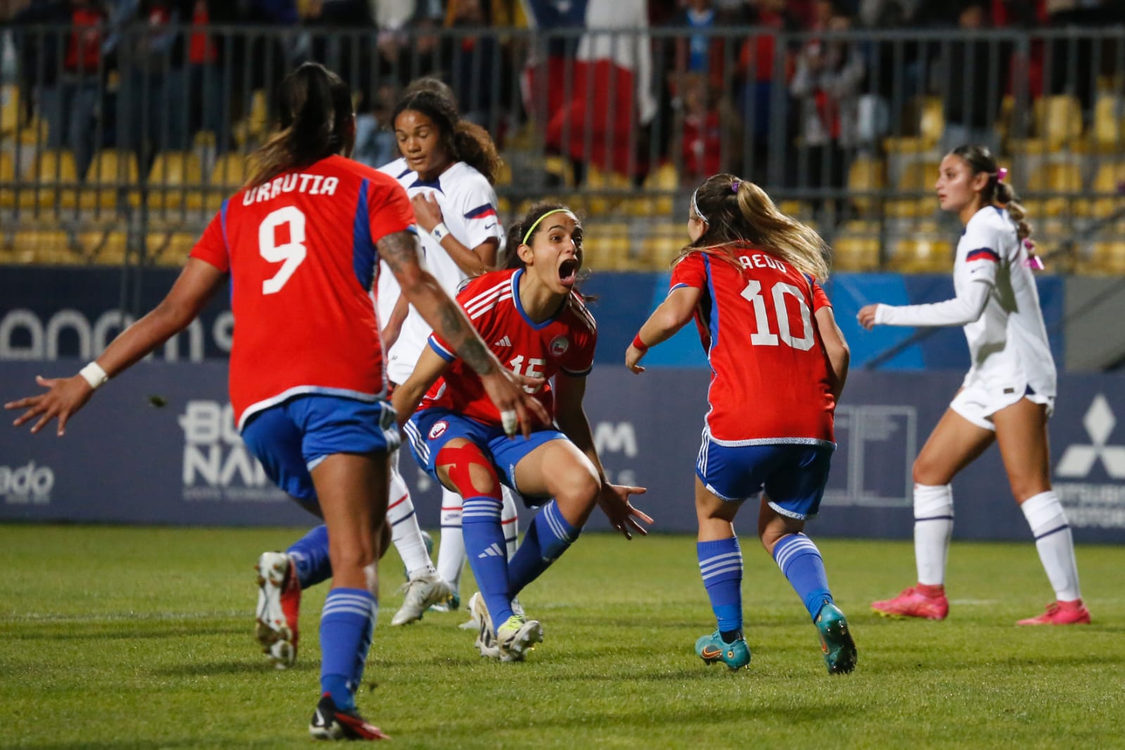 Panamericanos 2023: Chile derrota 2-1 a EEUU y va por el oro en la final del fútbol femenino