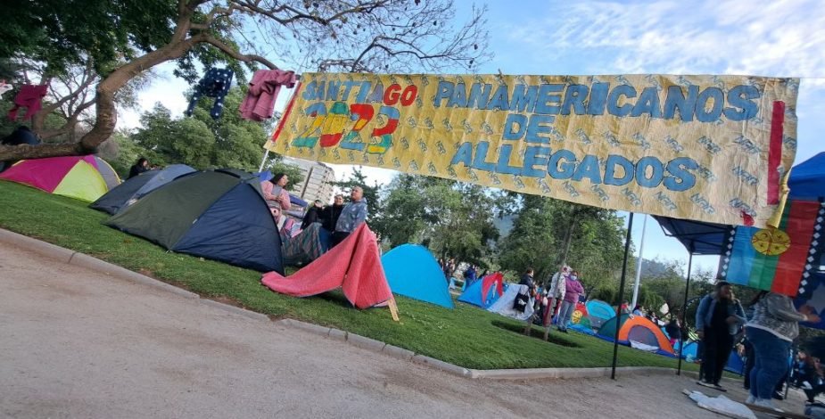 Pobladores de Lo Hermida instalaron un campamento en pleno Parque Balmaceda para visibilizar la crisis habitacional: Lo mantendrán durante todos los Juegos Panamericanos