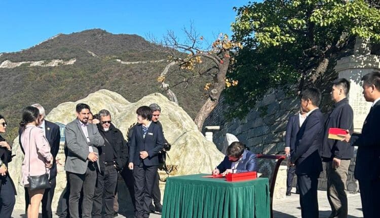 Presidente Boric tras su recorrido por la Muralla China: «Hoy simboliza el encuentro entre las diferentes naciones con la naturaleza»