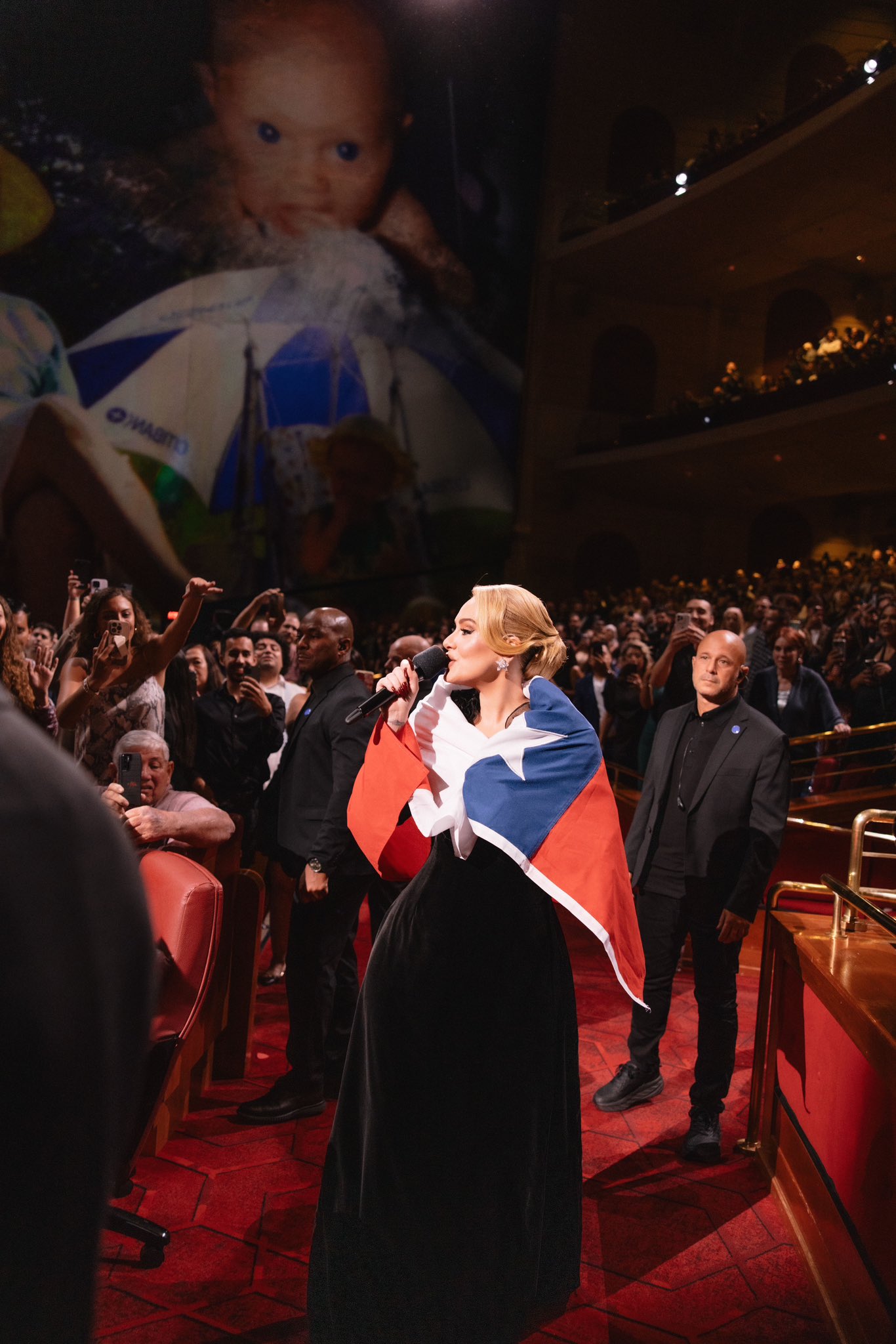 Adele se vuelve viral tras lucir una bandera de Chile en un concierto en EEUU