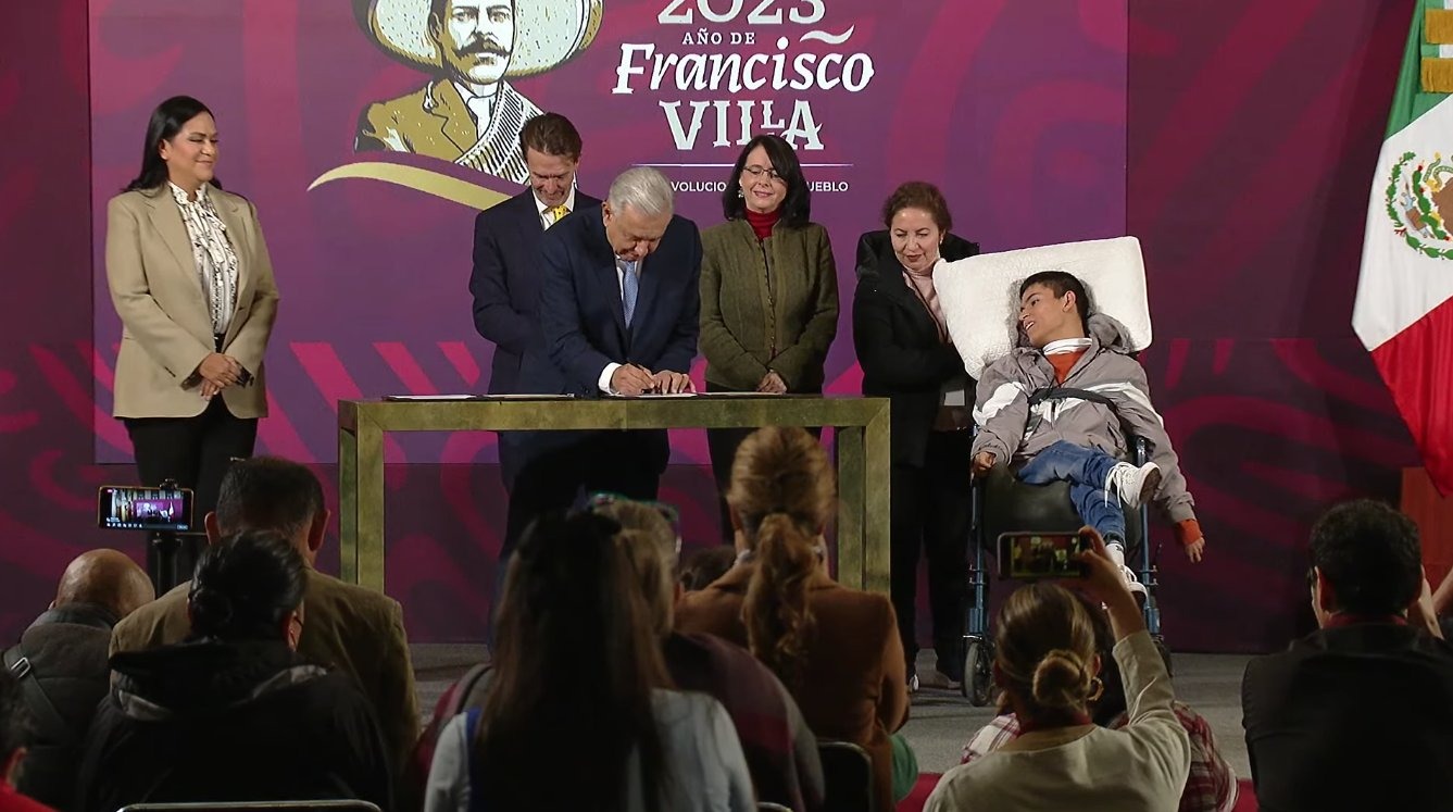 López Obrador firma convenio a favor de personas con discapacidad