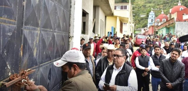 Habitantes de Coyomeapan entregan armas retenidas hace dos años
