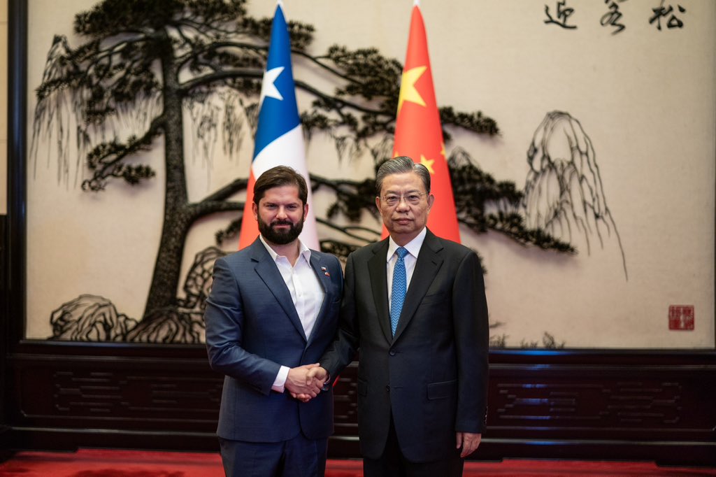 Boric sostuvo encuentro con presidente Asamblea Nacional Popular de China para profundizar las relaciones