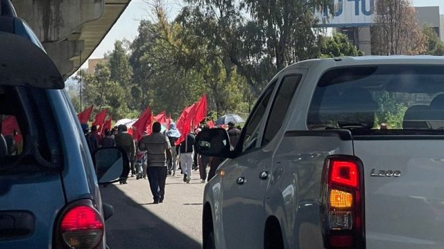 Antorcha Campesina cierra autopista México-Puebla por corte de luz