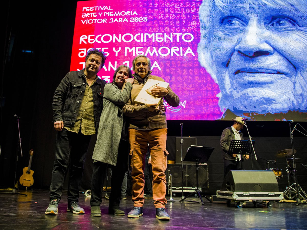 Héctor Herrera, ex funcionario del Registro Civil que identificó el cuerpo de Víctor Jara, recibió el Premio Arte y Memoria Joan Jara 2023