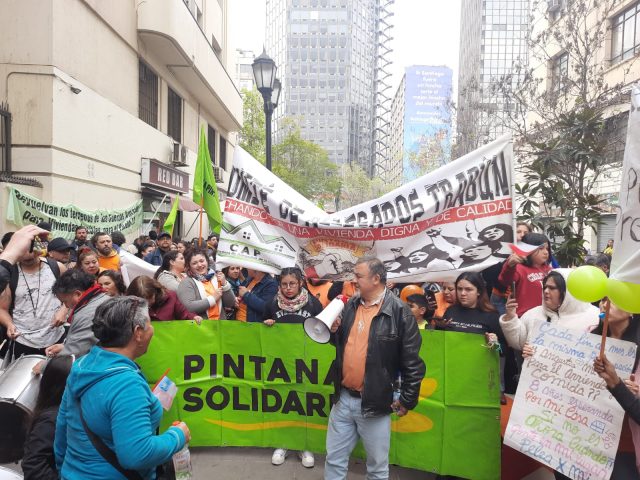 Movimiento Nacional de Pobladores protestó en las afueras del Minvu para exigir veto a la «Ley Anti-Tomas»