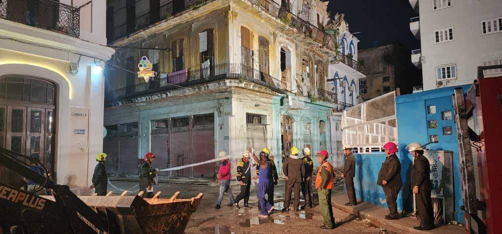 Colapso de edificio en La Habana Vieja deja dos bomberos muertos