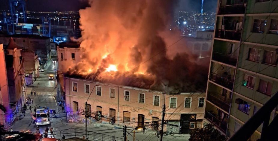 Enorme incendio destruyó casona de Valparaíso: 40 personas quedaron sin hogar