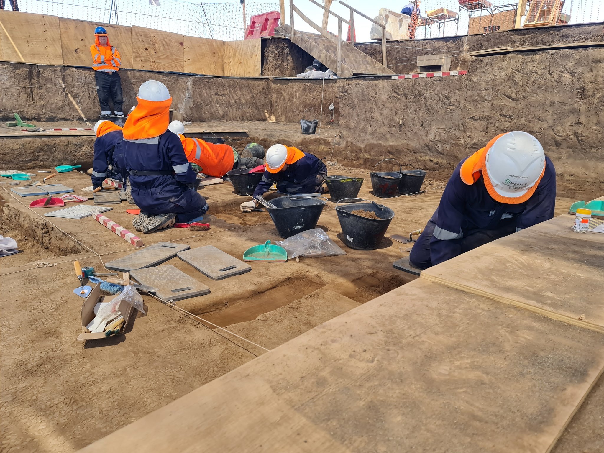«Mayores plazos y costos»: Metro de Santiago presentó tesoros arqueológicos hallados en la construcción de la Línea 7