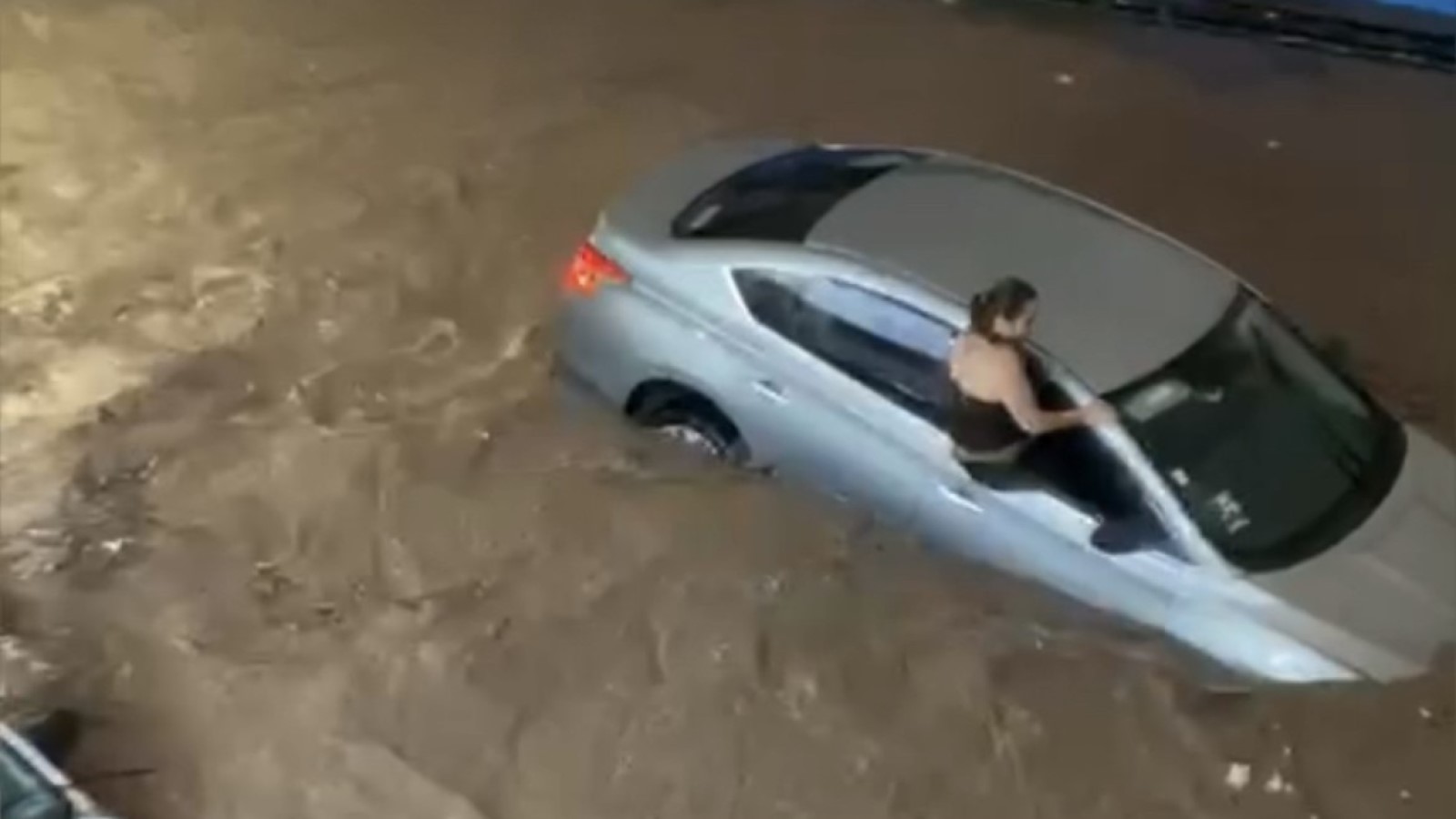 Intempestiva tormenta inunda calles de Puerto Vallarta, Jalisco