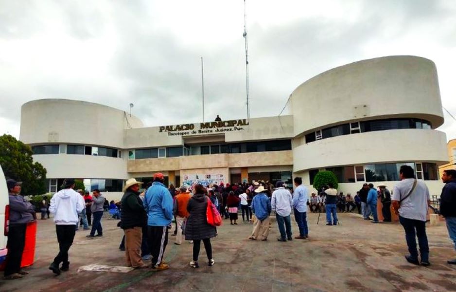 Habitantes de Tlacotepec toman y cierran presidencia municipal