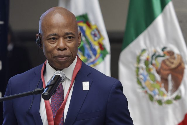 NY está desbordada de migrantes, advierte su alcalde desde Puebla