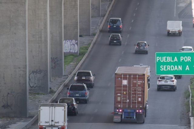 Durante un mes, reducen carriles en la México-Puebla por obras