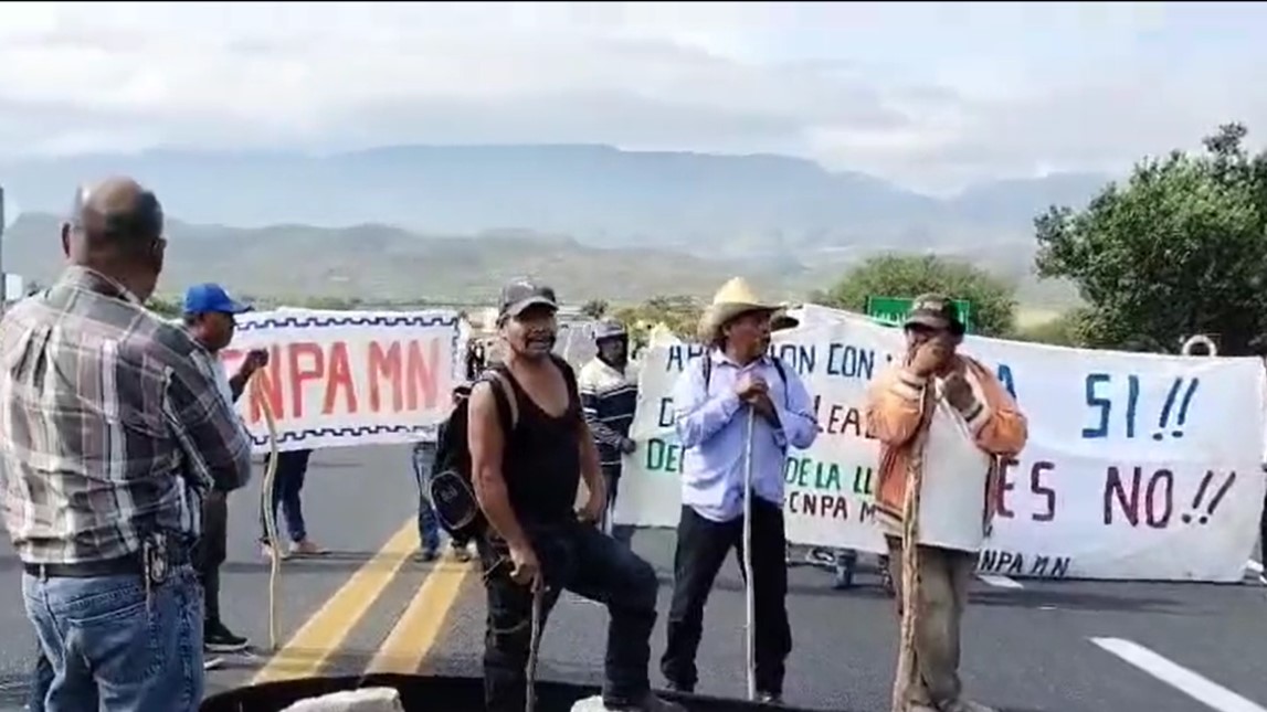 Bloquean autopista a Oaxaca, exigen aparición de activista