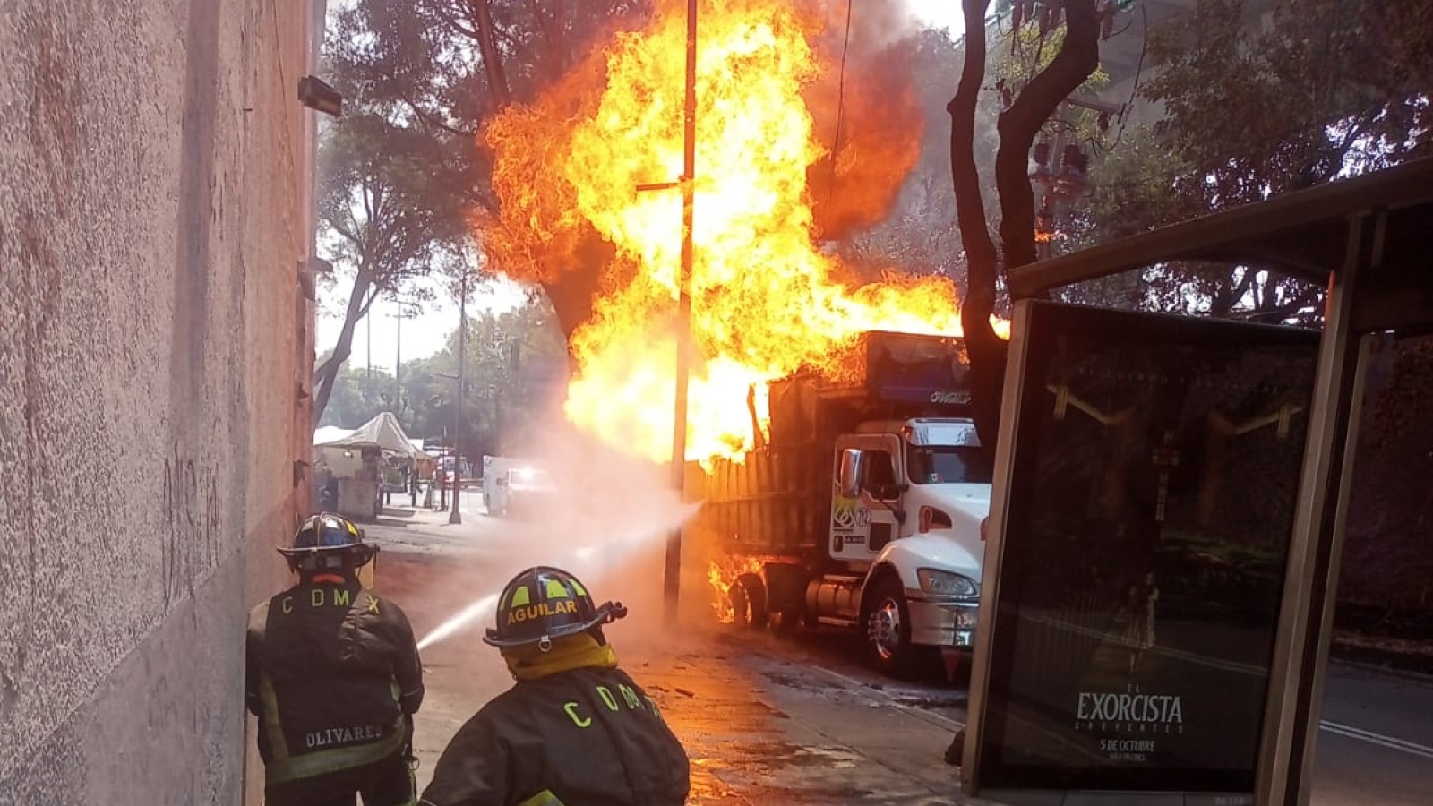 Arde camión con cilindros de gas en calles de la Ciudad de México