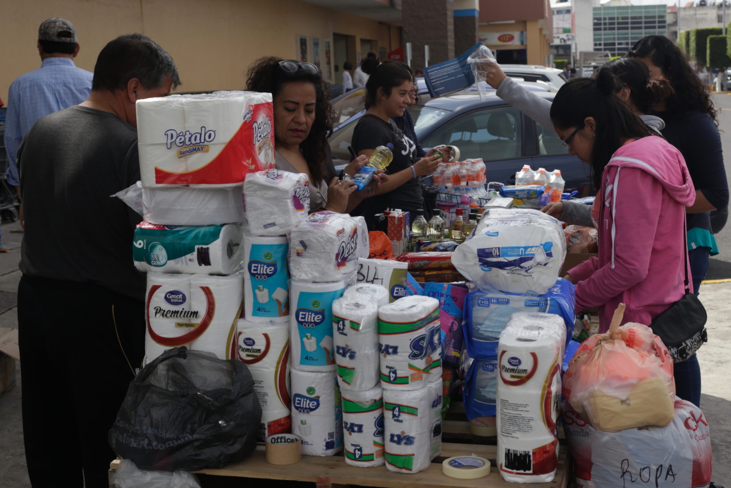 Puebla mantiene centros de acopio para apoyar a damnificados de Guerrero