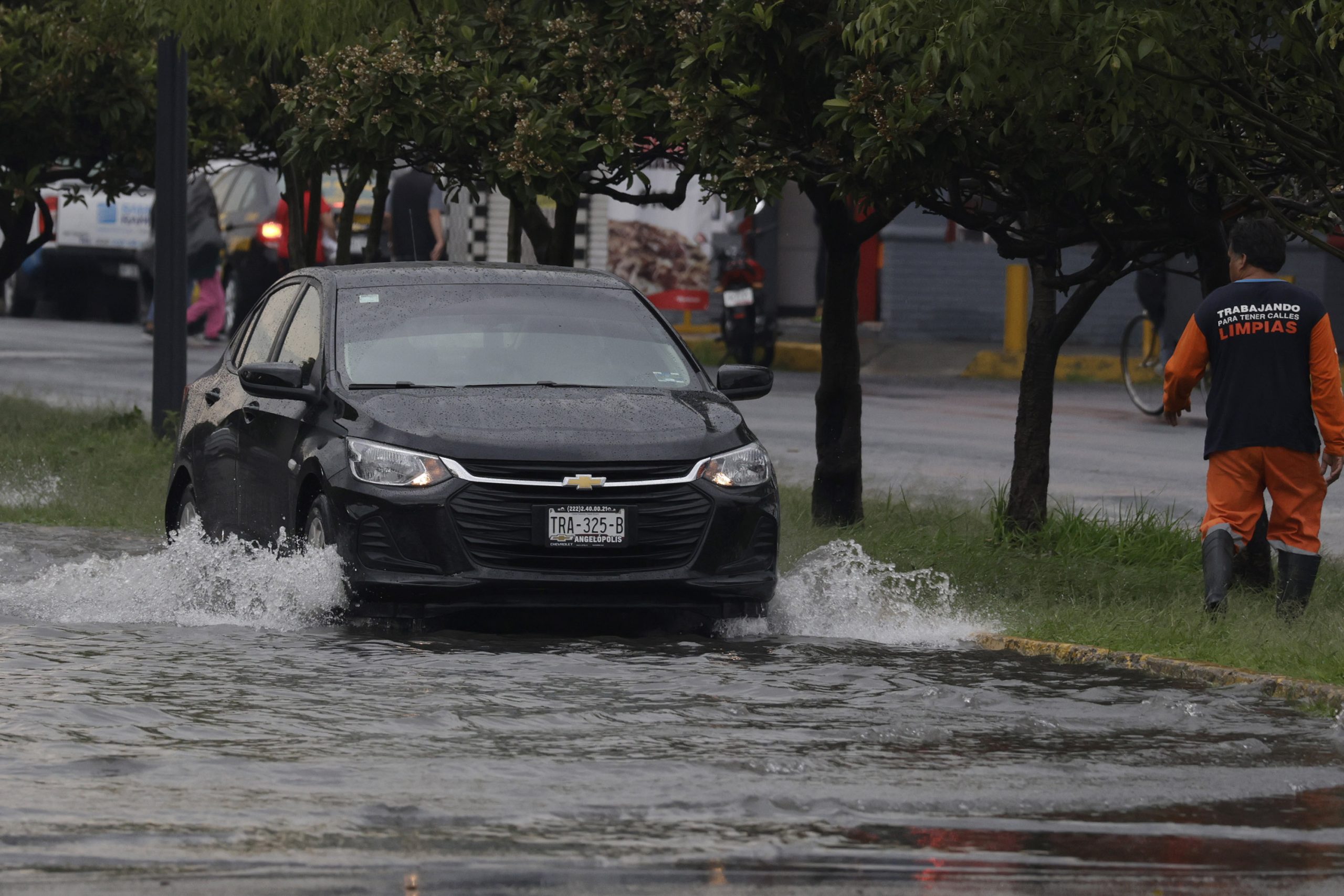 Reportan afectaciones en supermercado de San Manuel por lluvias
