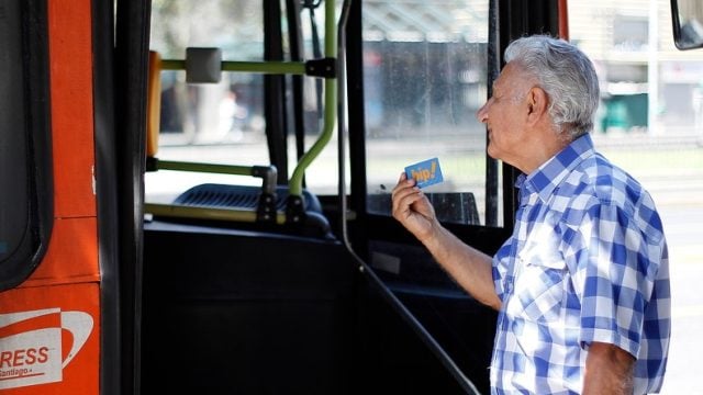 Diputados presentan proyecto para que adultos mayores no paguen pasaje en el transporte público