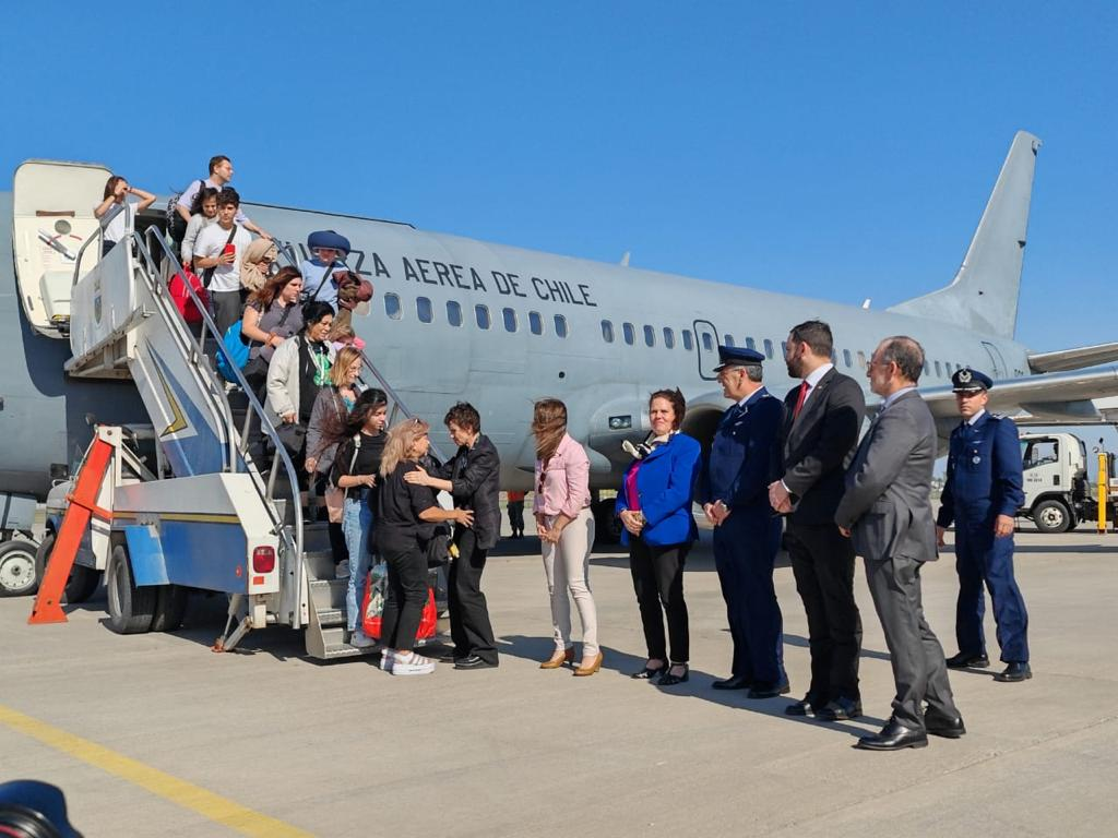 Arribaron al país 83 chilenos evacuados desde Israel en vuelos humanitarios de la FACh