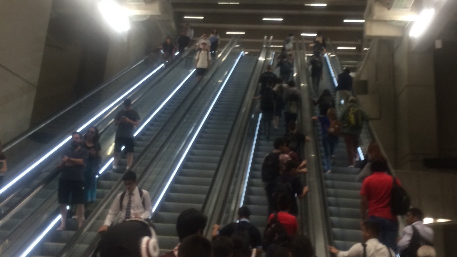 ¿Es mejor colocarse a la derecha o a ambos lados de las escaleras mecánicas del Metro?: Investigadores chilenos tienen la respuesta
