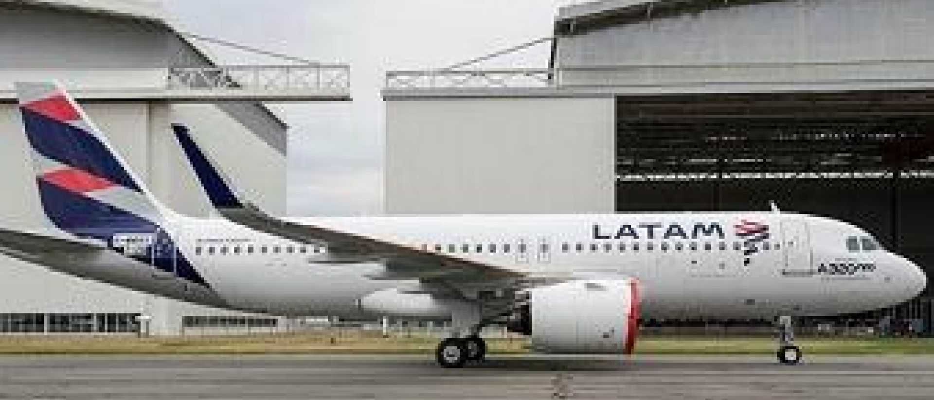 Evacúan un avión de Latam en Iquique por aviso de bomba