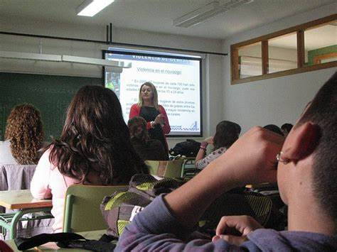 Encuesta sobre violencia escolar revela que mujeres docentes sufren más insultos, amenazas y golpes