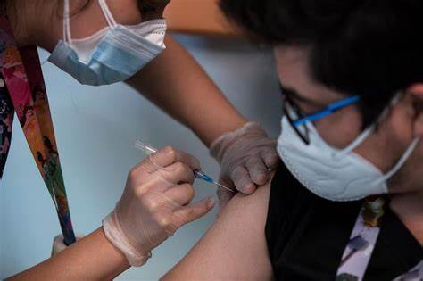 Colmed llama a “vacunarse lo antes posible” y usar mascarilla ante síntomas de Covid-19