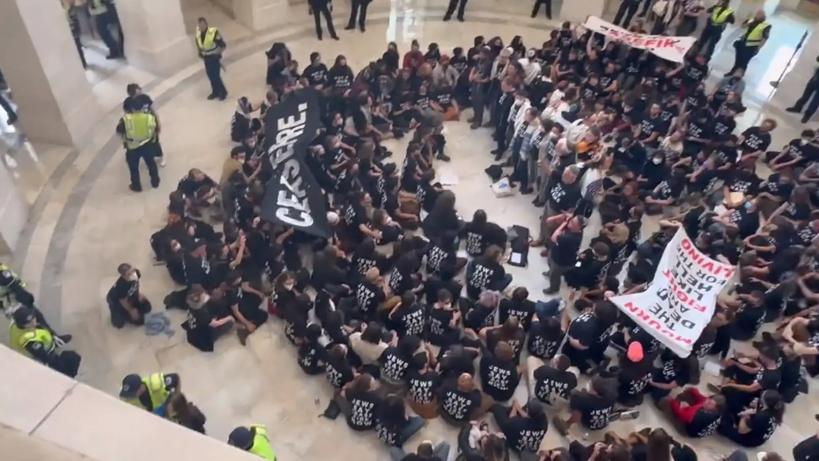 [VIDEO] Cientos de judíos irrumpen en el Capitolio de Estados Unidos para exigir un alto al fuego en Gaza