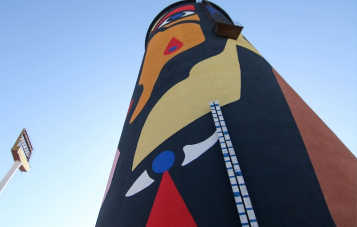 Juegos Panamericanos y memoria: Presentan mural de 27 metros de altura creado por Alejandro “Mono” González en el silo del Estadio Nacional