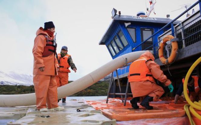 Ante la OIT: Sindicatos de tripulantes y oficiales de naves de carga de la industria salmonera denunciaron incumplimientos de obligaciones internacionales por parte de Chile