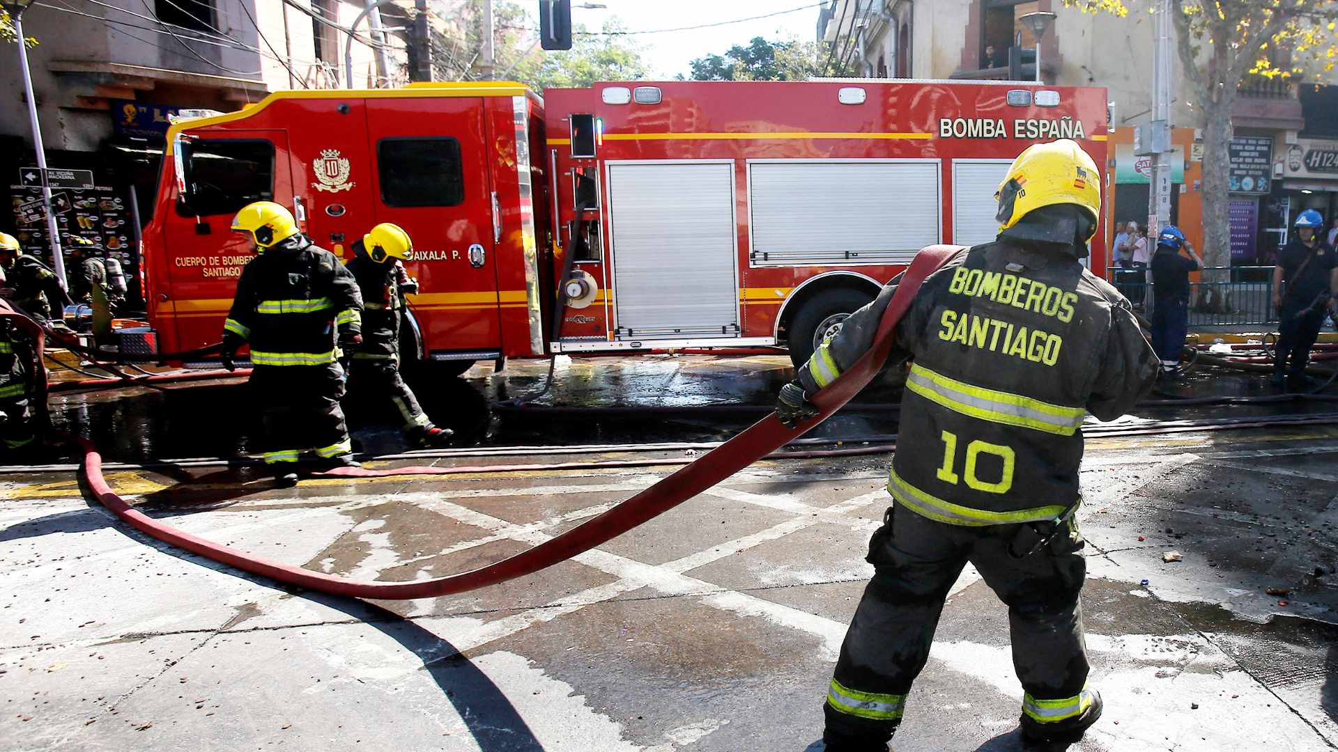 Explosión de scooter eléctrico provocó incendio en departamentos de Santiago Centro