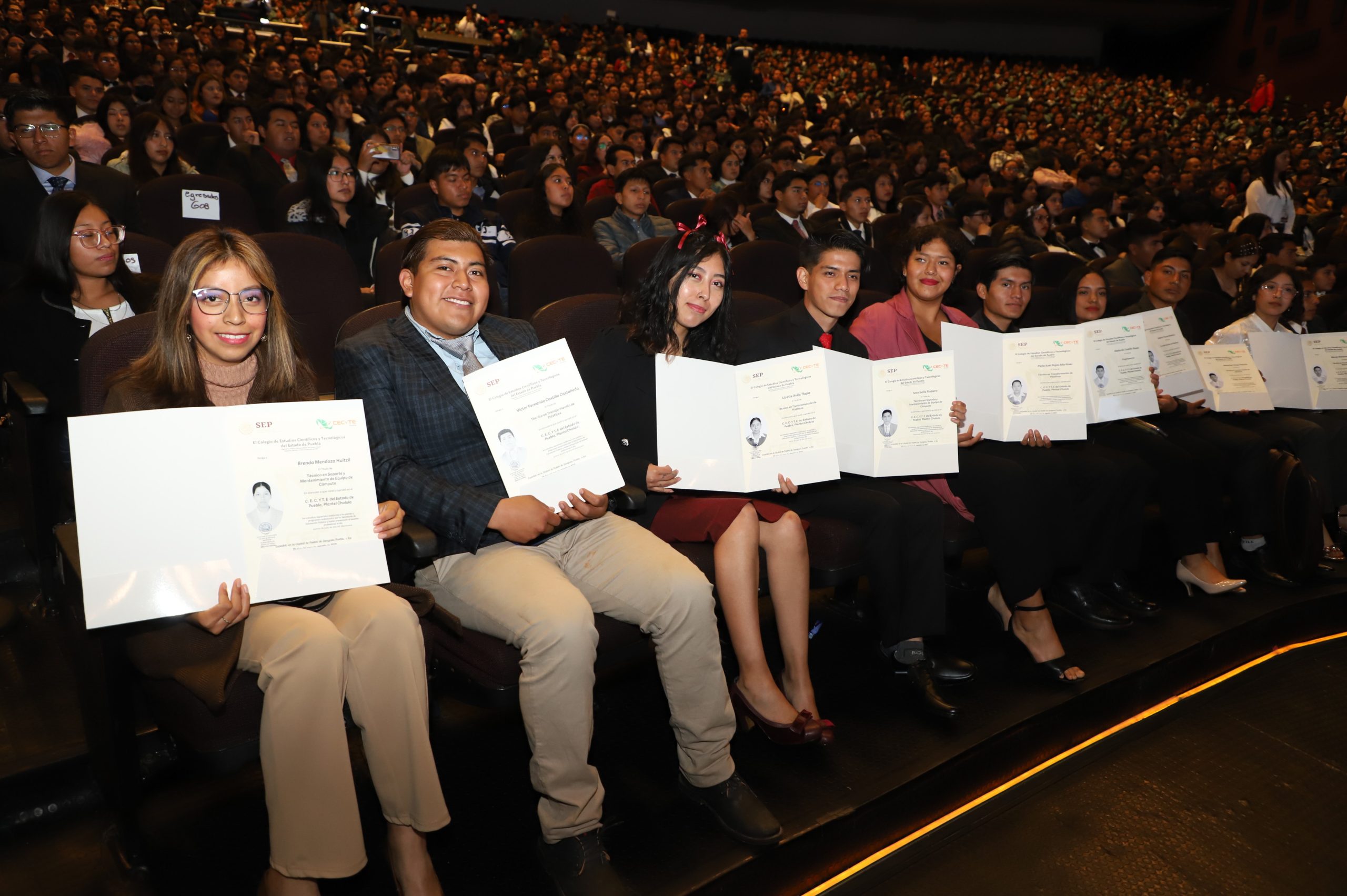 Céspedes encabeza entrega de títulos a alumnos del CECyTE