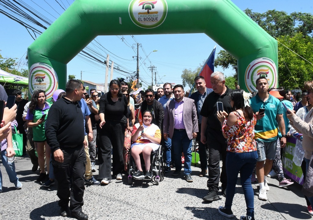 Con mucho entusiasmo vecinos de la comuna El Bosque participaron del paso de antorcha parapanamericana