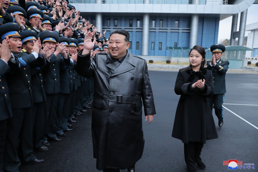 «Nueva era de poderío espacial»: Kim Jong-un celebra puesta en órbita de satélite «espía»