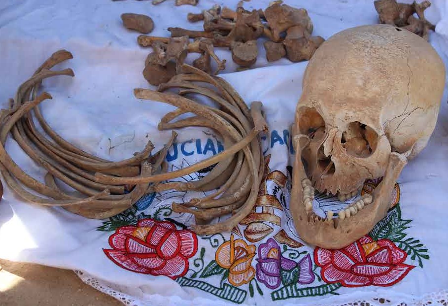 Sólo Pomuch celebra la temporada entre huesos de sus familiares