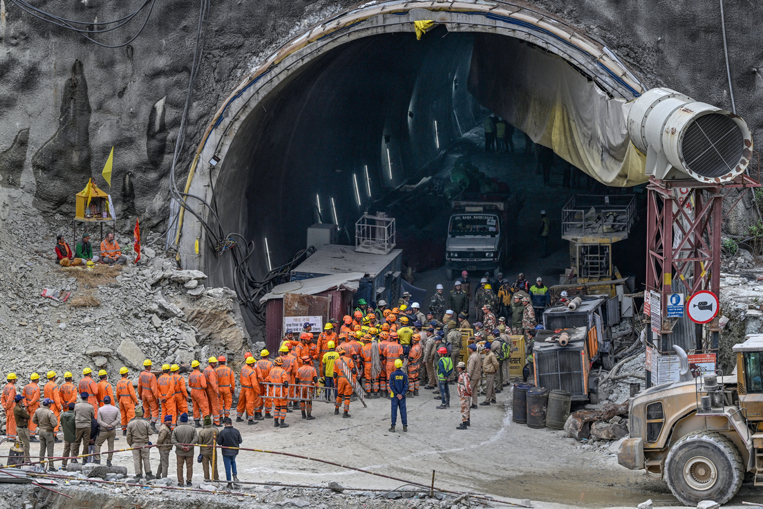 Impresionante rescate: Salvan a 41 trabajadores que estuvieron atrapados 17 días en un túnel en la India