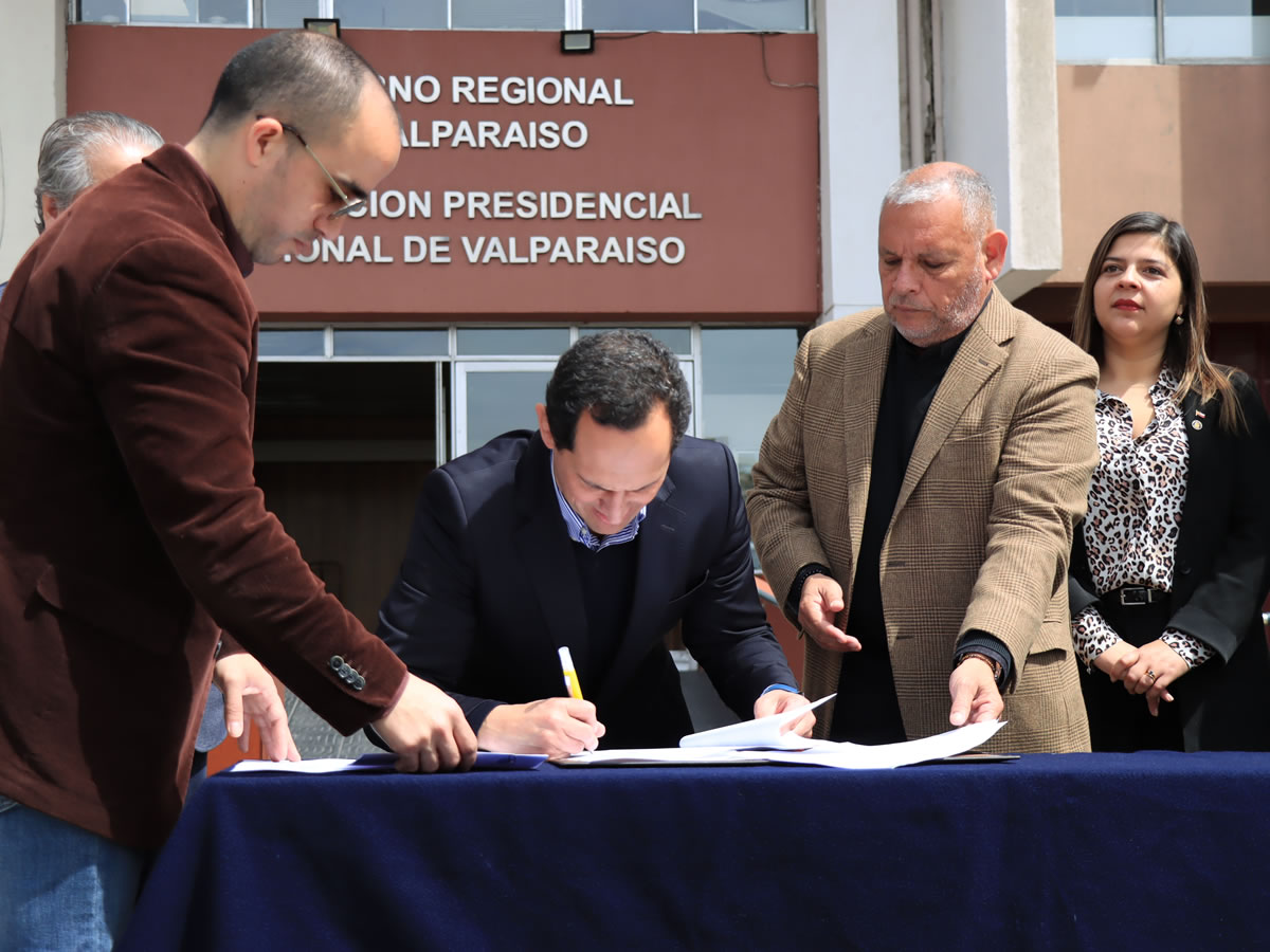 Gobierno Regional de Valparaíso firma convenio de colaboración con Fundación Arturo López Pérez para apoyar el tratamiento oncológico en la región