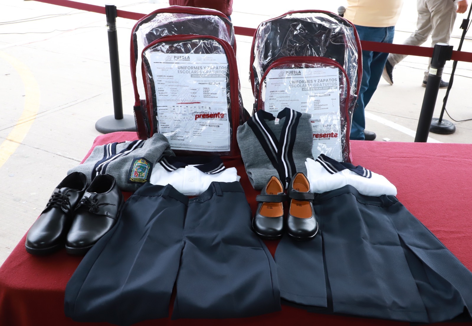 Entregan en Tehuacán más de 2 mil kits de uniformes