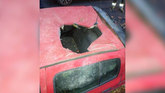 Auto termina con un agujero en el toldo tras caída de un meteorito