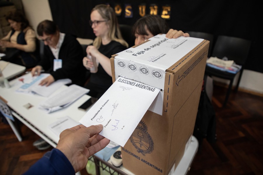 Argentina: presidenciables Milei y Massa votan en segunda vuelta