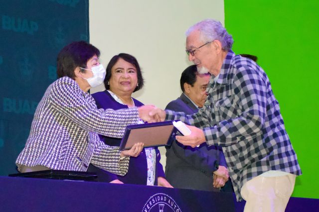 BUAP reconoce a 505 trabajadores por años de antigüedad