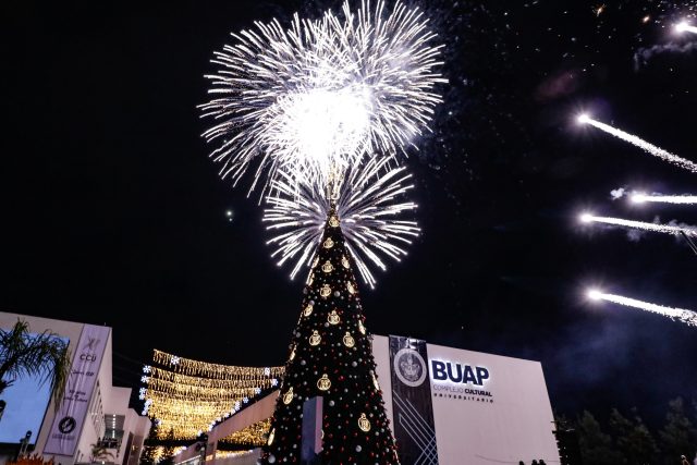 BUAP da la bienvenida a la navidad con encendido de árbol navideño