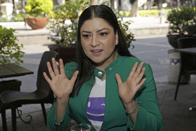 Sancionan a 3 periodistas por violencia política contra Claudia Rivera