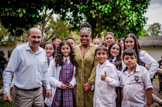 “La mejor educación ambiental del mundo”: Escuela rural de Colombia, sin internet ni biblioteca, obtiene importante premio internacional