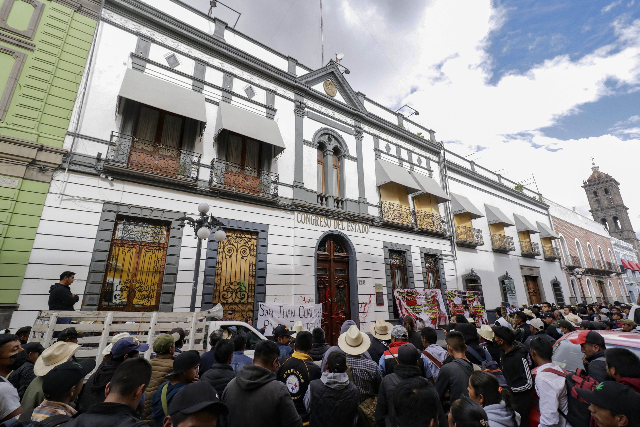 Suspenden sesión del Congreso por plantón de Coyomeapan