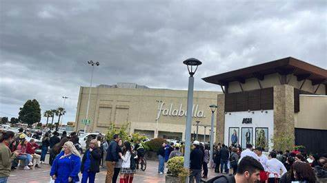 Evacúan tres malls de Concepción tras detonación de bombas de ruido