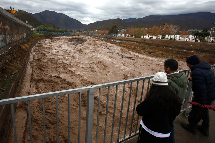 Aguas Andinas otra vez con problemas: Se declara en alerta por turbiedad en ríos Maipo y Mapocho