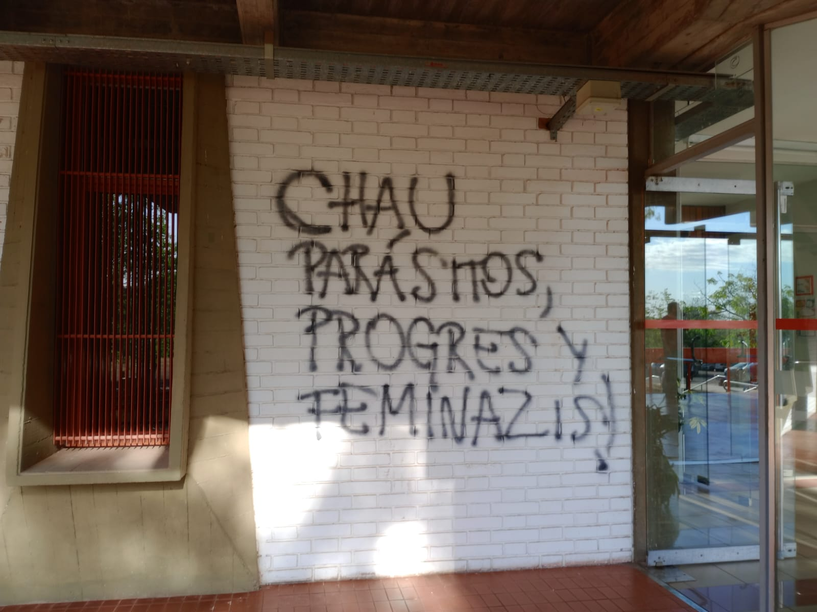 Argentina: «Libertarios» pintan insultos y amenazas en edificios de universidad pública